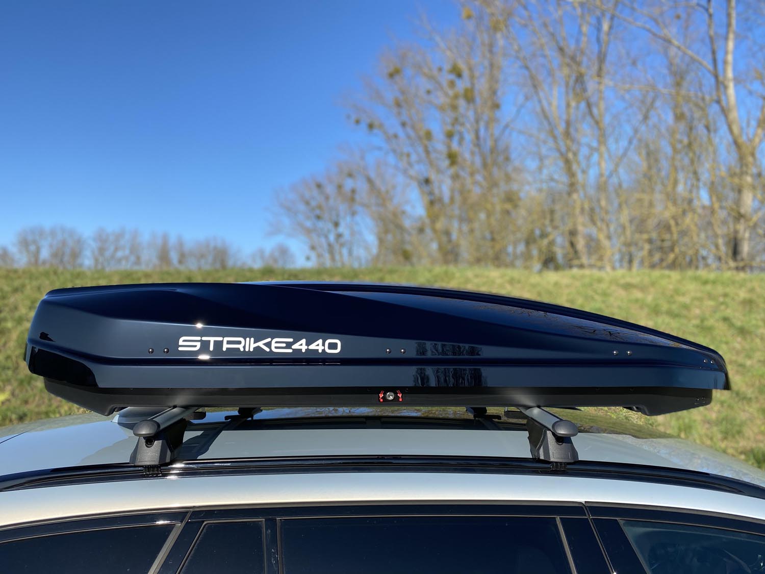 DACHBOX STRIKE 440 Liter schwarz hochglanz + Relingträger Rio 135 kompatibel mit für VW Touran Kombi ab 2003