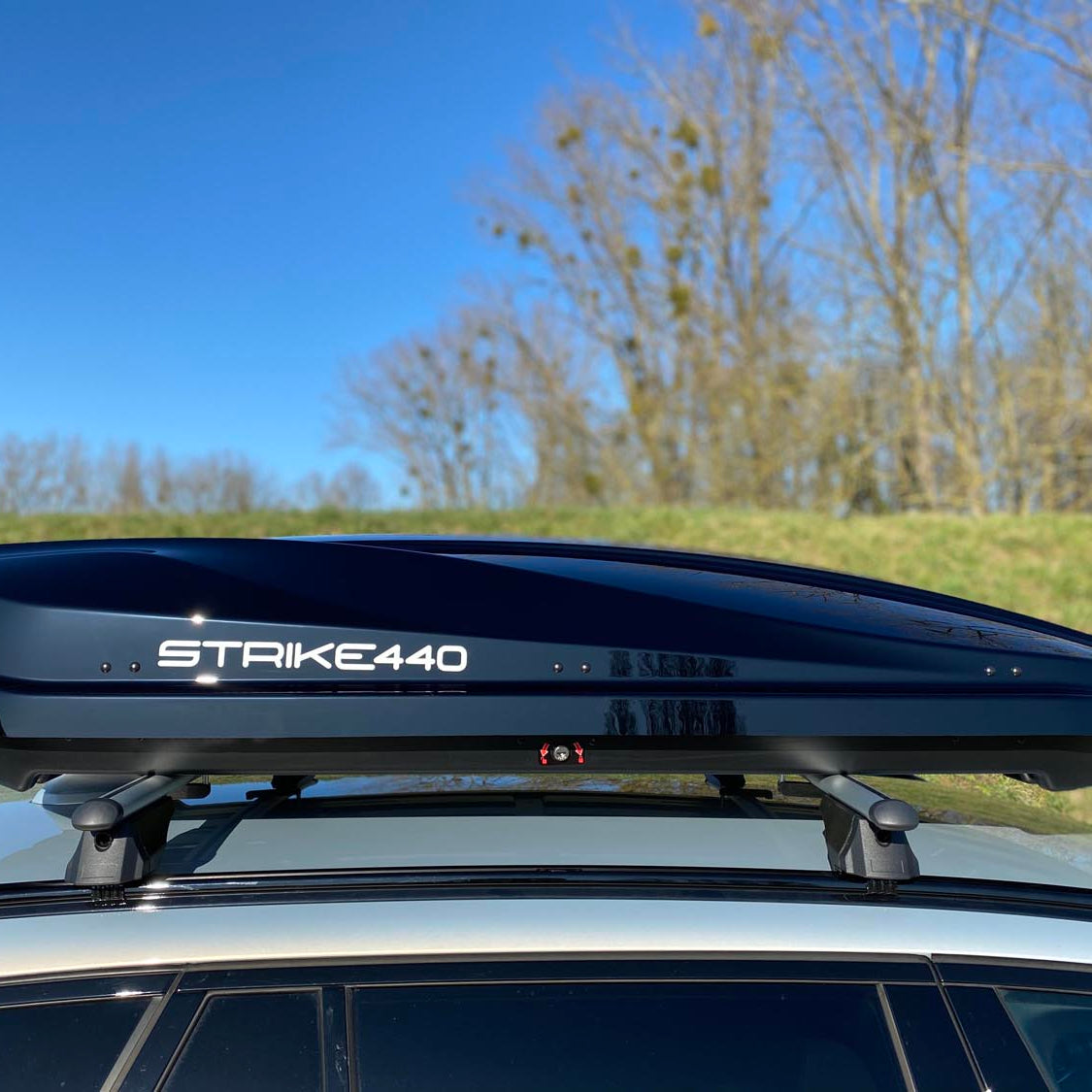 DACHBOX STRIKE 440 Liter schwarz hochglanz + Dachträger/Relingträger KING 2 120 cm kompatibel mit für Audi A6 (4G/C7) Avant (5 Türer) 15-18